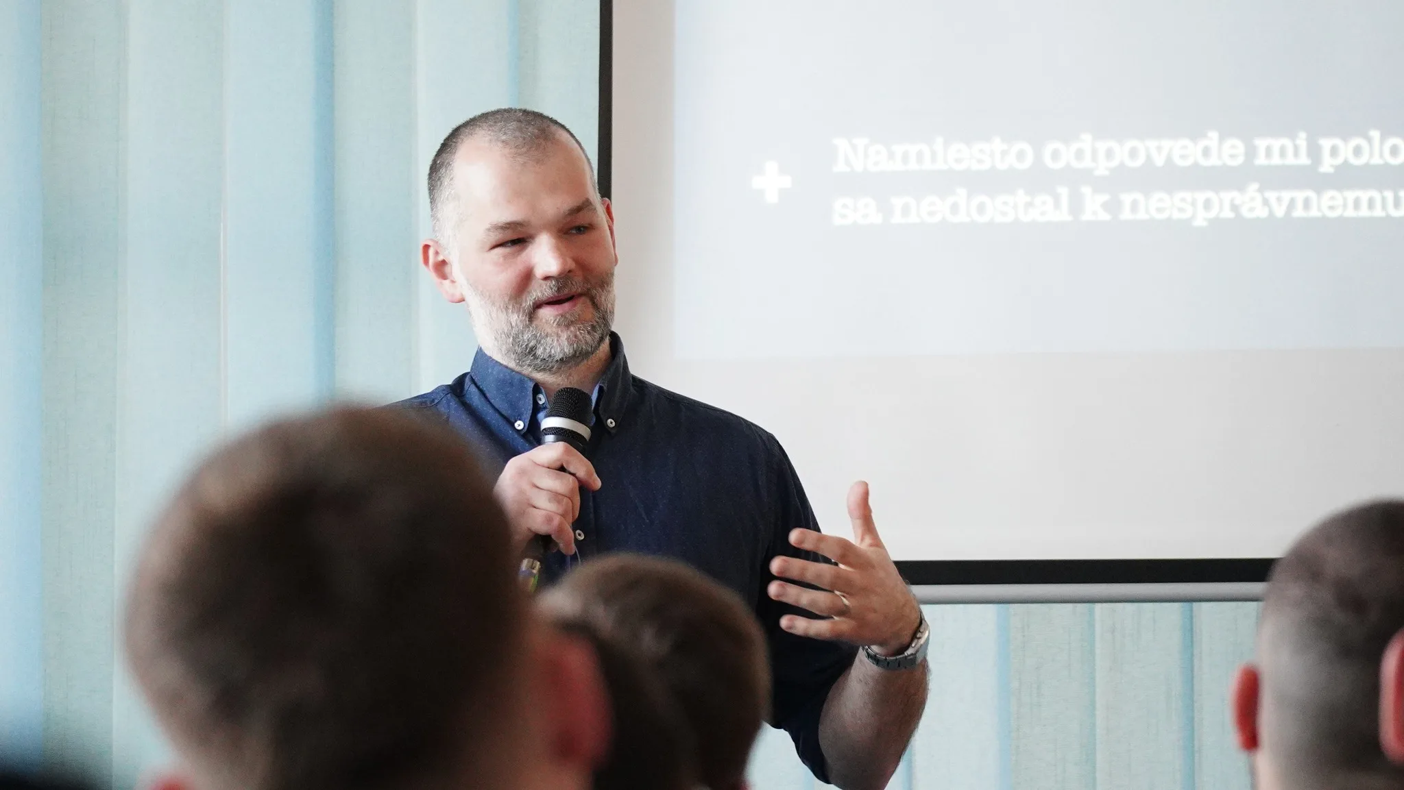 Miroslav Karahuta vedie workshop o AI